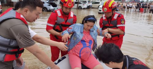 河南社会工作和志愿服务力量积极参与防汛救灾